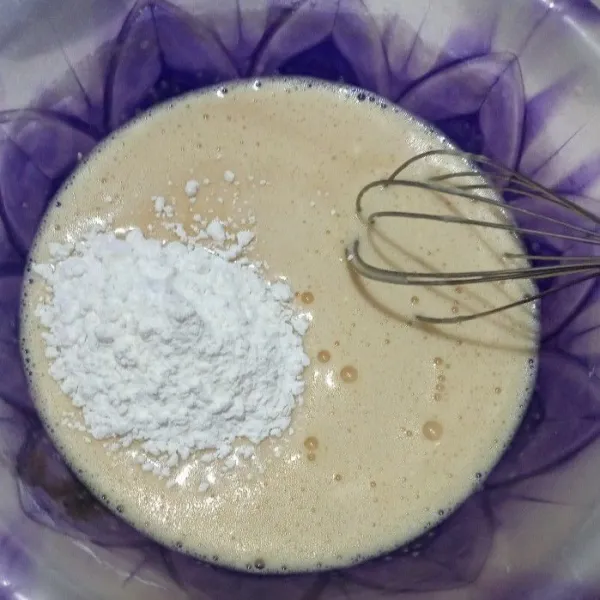Masukkan campuran tepung terigu, tapioka, soda kue dan baking powder. Masukkan bertahap sambil diaduk.