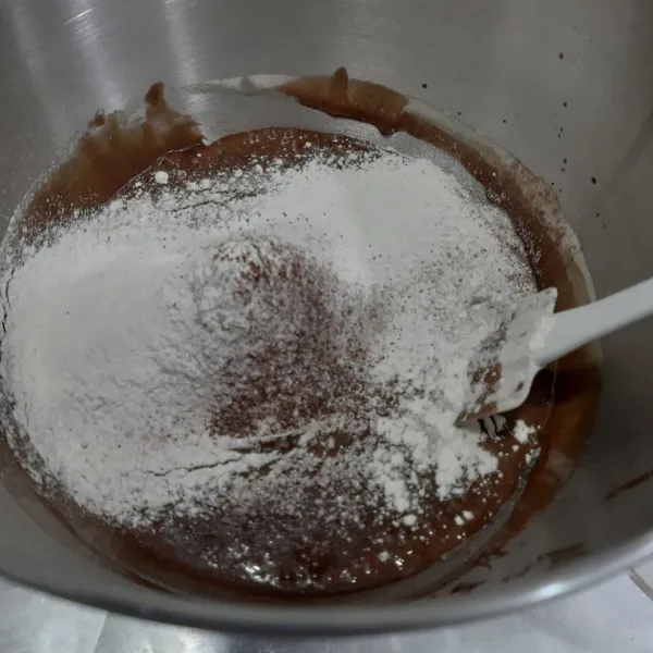 Masukkan tepung, cokelat bubuk dan baking yang sudah diayak sebelumnya. Aduk sampai tercampur rata.