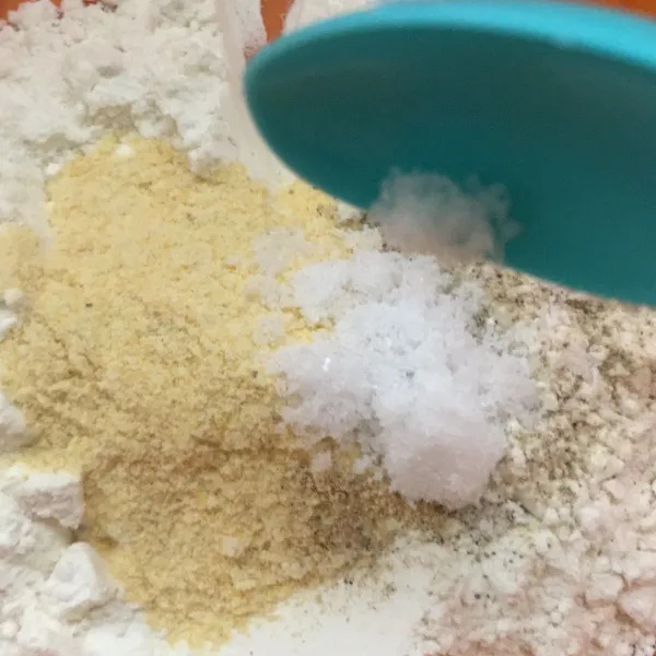 Tambahkan 1 sdm bawang putih bubuk, 1/2 sdt lada bubuk , 1/2 sdt garam.
