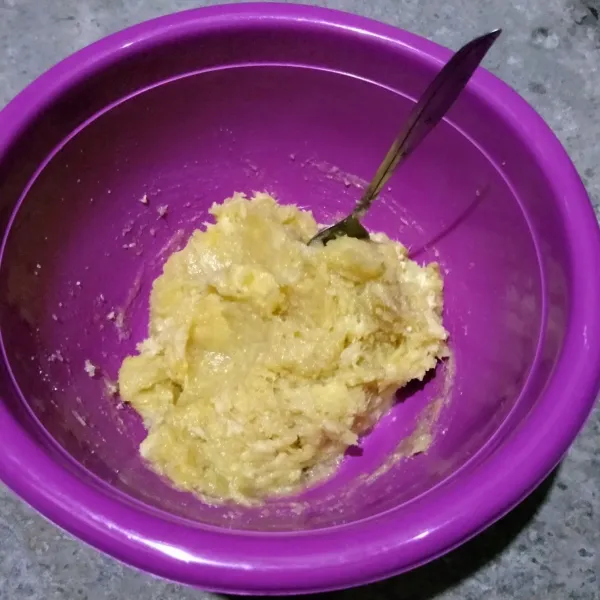 Buang sumbu dan serat tape. Haluskan dgn sendok. Masukkan gula, dan garam haluskan hingga gula larut.