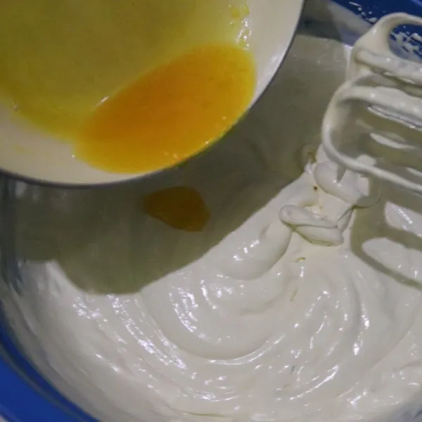 Masukkan butter cair.