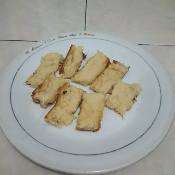 Setelah dingin potong wingko menurut selera lalu sajikan.