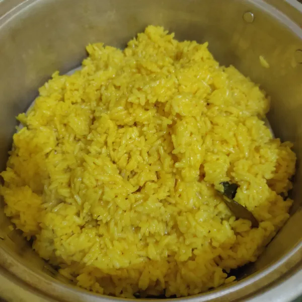 Panaskan kukusan. kukus nasi aron selama 30 menit atau hingga matang.