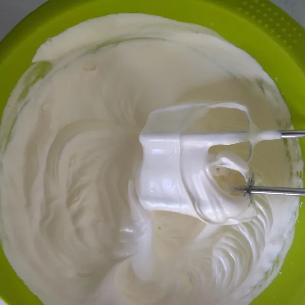 Mixer telur, gula dan SP hingga putih berjejak.