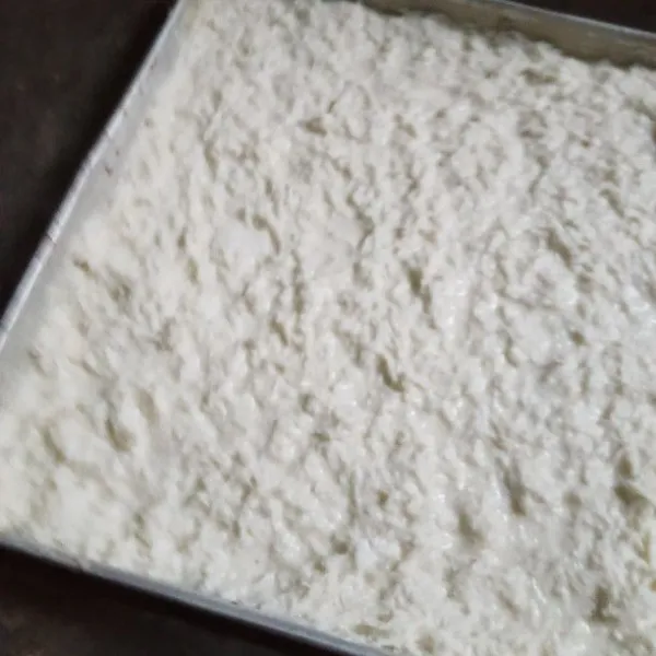 Olesi loyang dengan margarin tuangkan adonan ratakan permukaan dengan sendok.