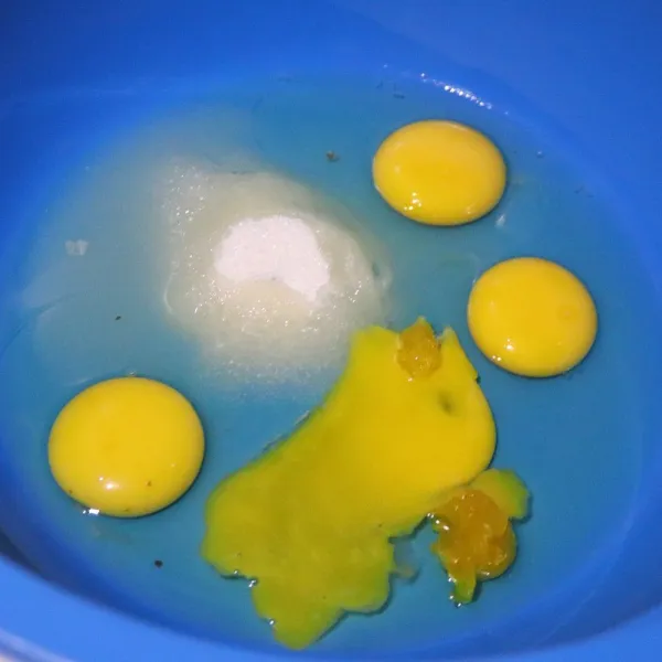 Masukkan telur, gula pasir, pengembang.
