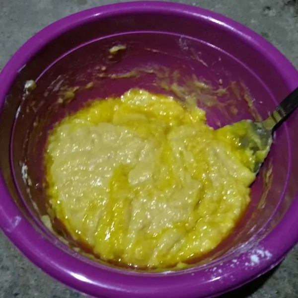 Masukkan telur, aduk rata. Masukkan santan kental/ susu cair aduk rata.