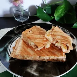 Roti Bakar Isi Pisang Peanut Butter
