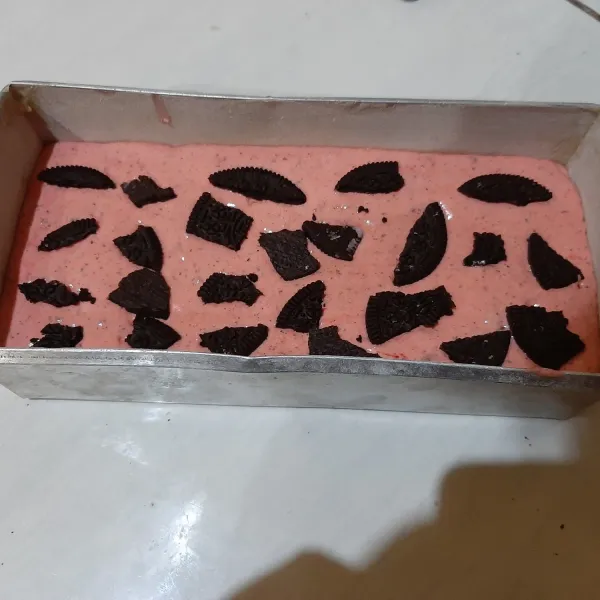 Tuangkan pada loyang. Panggang hingga matang.