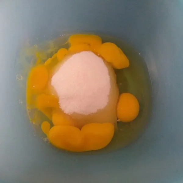 Tambahkan telur,gula pasir dan ovalet, lalu di mixer sampai mengembang dan putih.