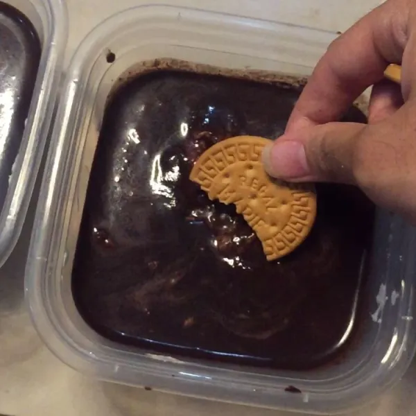 Beri topping biskuit regal di atas chocolate ganache. Dinginkan di dalam kulkas minimal 2 jam.