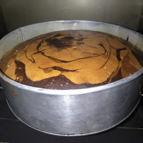 Panggang dengan oven selama 45 menit, menggunakan api atas bawah dengan suhu 175°C (sesuaikan masing-masing oven). Sambil lakukan tes tusuk (jika adonan masih ada yang menempel pada tusuk tandanya belum matang).