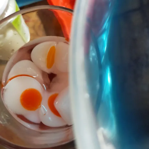 Tuang air bunga telang kedalam gelas.