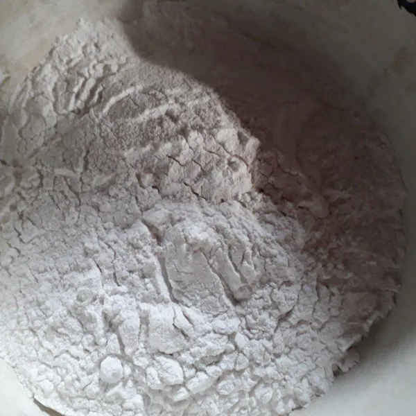 Campur bahan kering, tepung beras, baking powder, vanili bubuk dan garam, lalu diayak.