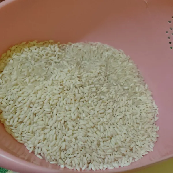 Rendam beras ketan semalaman, bilas dan campur dengan beras putih.