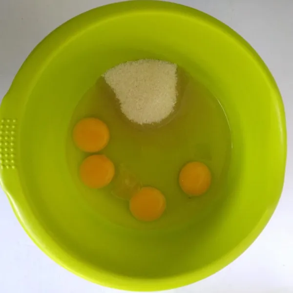 Siapkan wadah campur telur, gula dan SP.