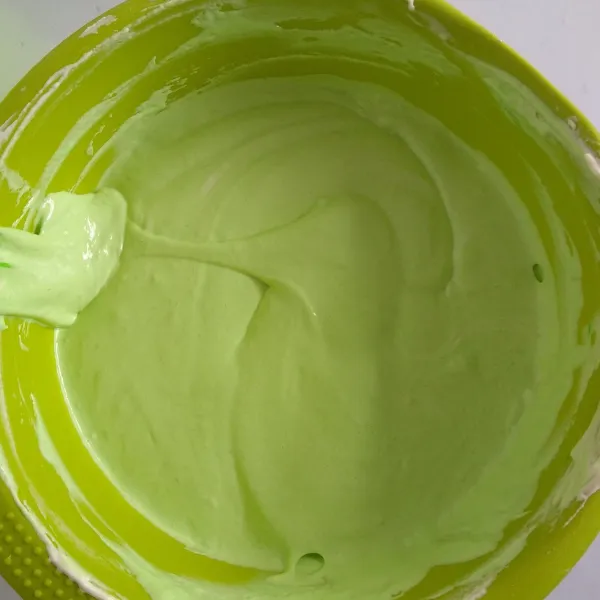 Masukkan pasta pandan dan margarin cair aduk hingga rata dengan spatula.