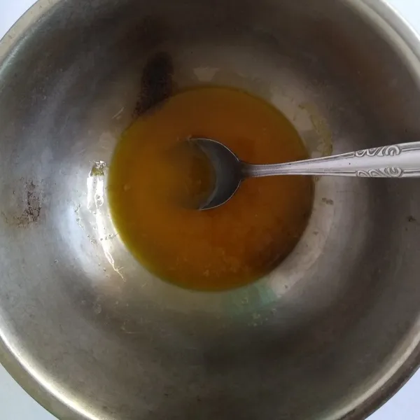 Margarin dicairkan dan dinginkan.