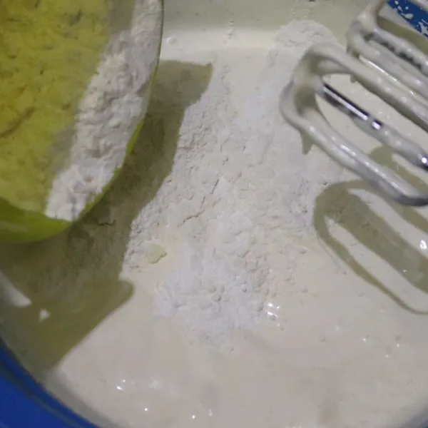 Masukkan perlahan terigu, susu bubuk dan maizena ayak kecepatan rendah.