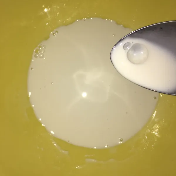 Larutkan ‘tepung Mmizena’ dengan sedikit susu kedelai.