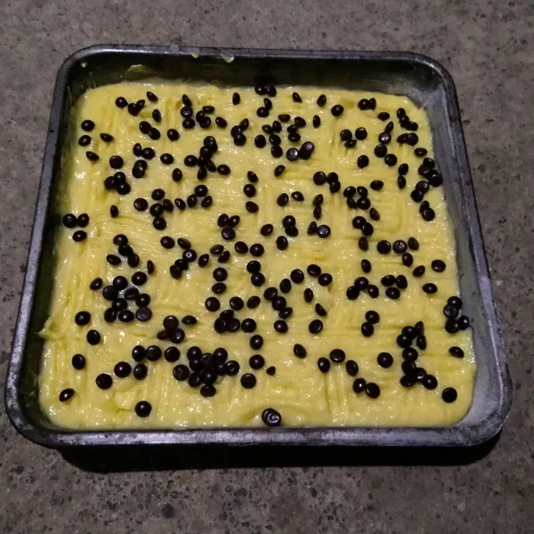 Beri topping chocochips atau sesuai selera.