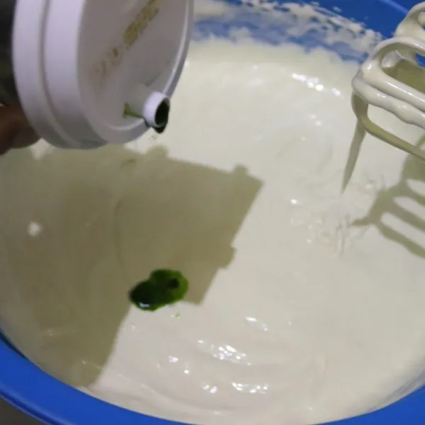 Masukkan jus pandan aduk rata.