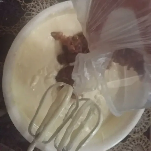 Masukkan kurma yang telah dipotong-potong kecil, aduk sebentar.