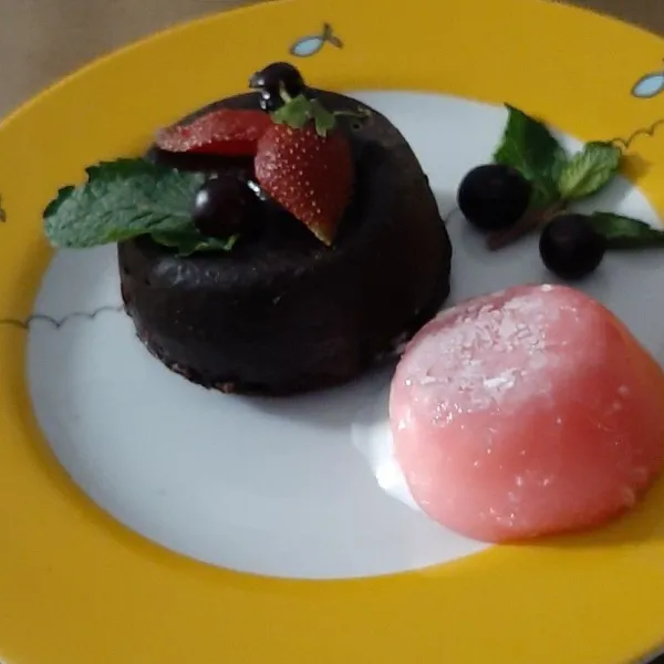 Setalah di keluarkan dari oven, tunggu hingga hangat, jangan keluarkan selagi panas akan hancur. Setelah dikeluarkan letakan dalam piring saji tambahkan hiasan dan sajikan selagi hangat.