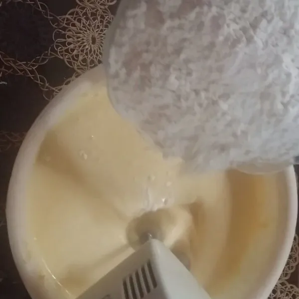 masukkan terigu sedikit demi sedikit aduk rata.