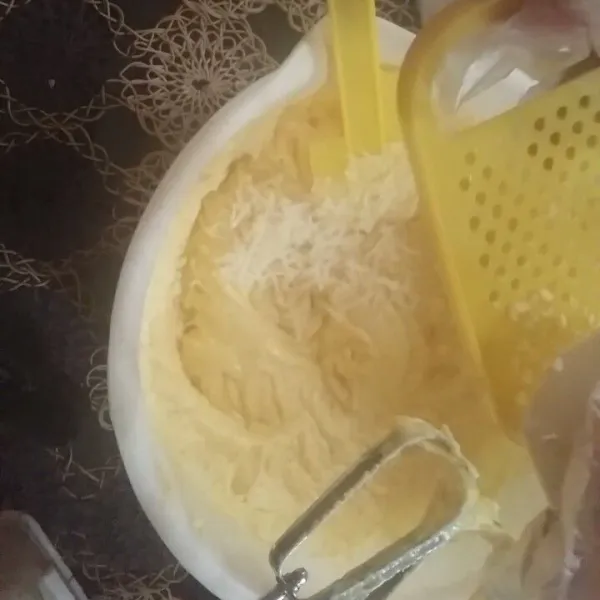 Kemudian masukkan keju parut kocok lagi dengan kecepatan rendah.
