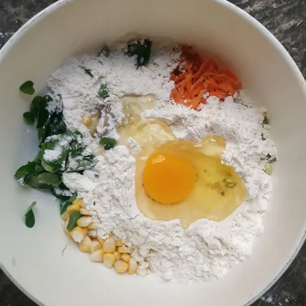 Masukkan tepung terigu, maizena, telur dan garam kemudian diaduk.