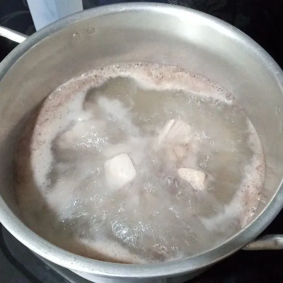 Potong-potong kecil ayam, cuci lalu rebus kurang lebih 5 menit, lalu buang airnya.