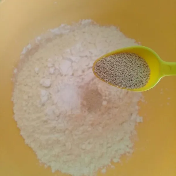 Masukkan ragi instan, garam, baking powder, vanili.