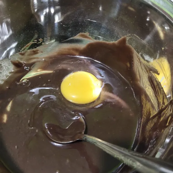 Sementara itu angkat adonan lalu tambahkan telur lanjut tambahkan campuran terigu dan baking powder.