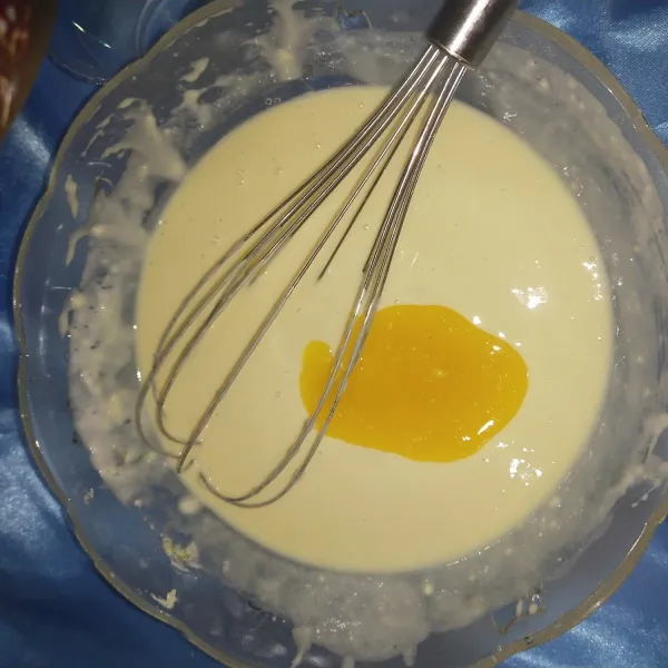 Masukkan margarin cair, aduk hingga tidak bergerindil. Lalu diamkan 30 menit