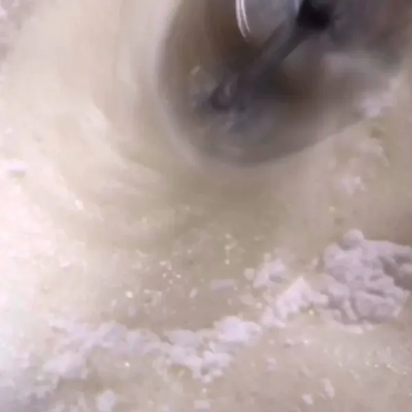 masukkan vanila bubuk, kemudian masukkan gula halus sedikit demi sedikit dan mixer sebentar hingga tercampur rata