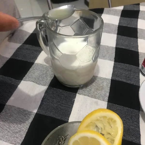 Siapkan wadah A. Masukkan susu cair dan 2 sdt perasan lemon. Lalu aduk rata. Tunggu sampai berbentuk butiran (menggumpal) dengan waktu -/+ 10 menit.