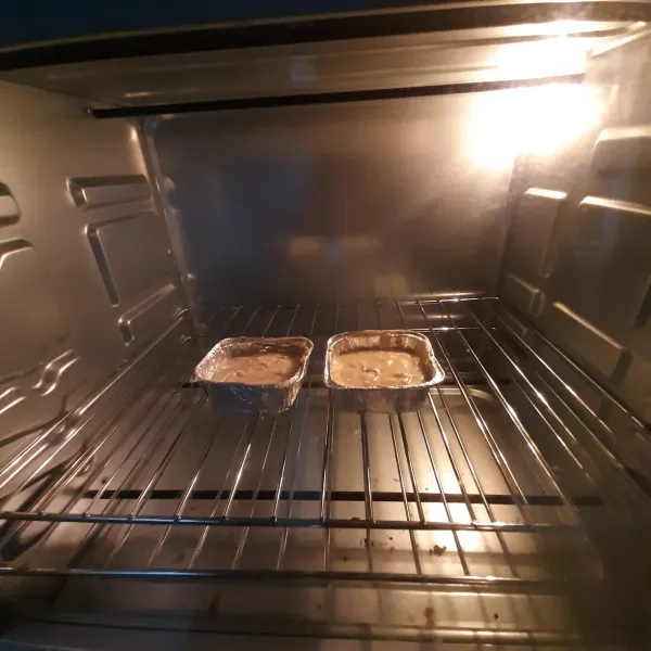 Panaskan oven 180 C, panggang adonan dalam waktu 15 menit, diamkan di dalam oven sekitar 5 menit. Keluarkan ke piring saji, hiasi dengan taburan gula halus dan batang kayu manis.