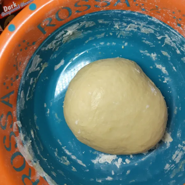 Siapkan wadah, masukan tepung, gula pasir, tepung maizena, susu bubuk dancow, larutan ragi dan telur. Uleni hingga kalis lalu tambahkan margarin. Uleni kembali hingga kalis.