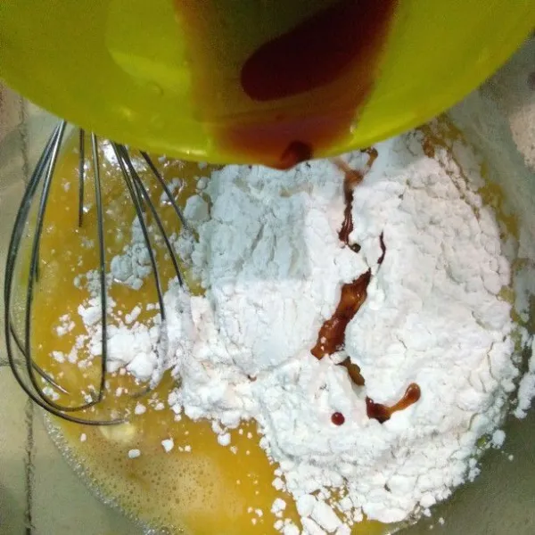 Masukkan campuran tepung dan karamel secara bertahap.
