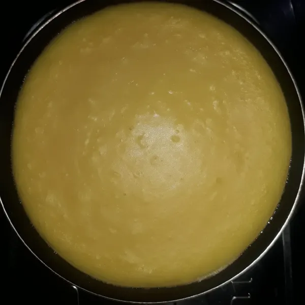 Panggang dengan api kecil selama 15 menit sampai permukaan kue mulai mengering (setengah matang). Tutup teflon selama proses memanggang.