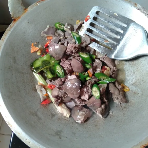 Terakhir masukkan ati dan cabe hijau. Beri bumbu. Masak sampai bumbu menyerap. Test rasa. Angkat dan sajikan.