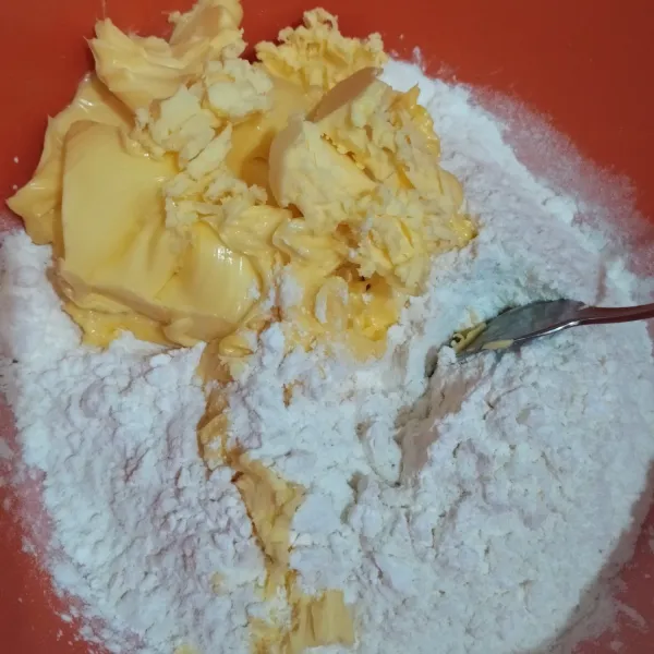 Campurkan tepung, garam dan butter. Aduk² hingga bergerindil.