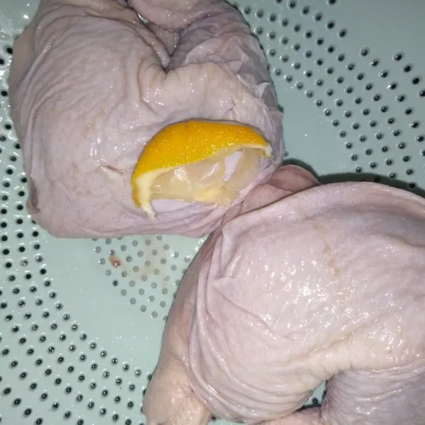 Cuci bersih ayam dengan jeruk lemon/jeruk nipis.