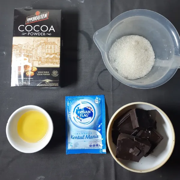 Lelehkan 150 gram coklat batangan dengan mencamour 1 sdm minyak sayur, 1 sdm cocoa powder, 1 sachet susu kental manis dan 1 sdm gula.