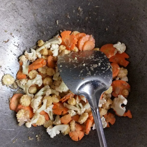 Masukkan wortel, jagung muda, dan kembang kol.