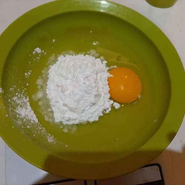 Kocok telur dan gula halus dengan menggunakan garpu.