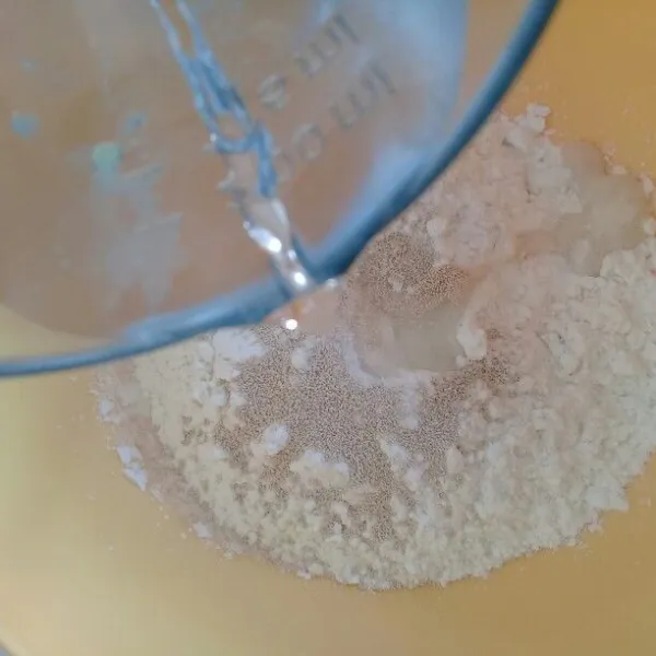 Masukkan air kemudian aduk hingga tidak ada yang bergerindil.