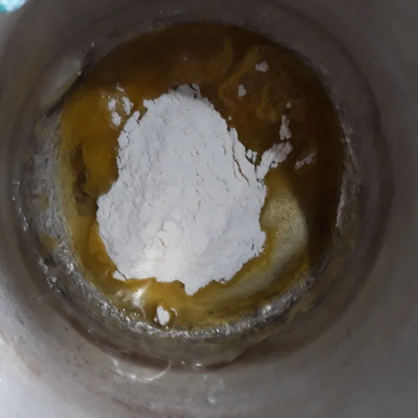 Masukkan tepung terigu,vanila bubuk,garam aduk sampai tercampur rata.