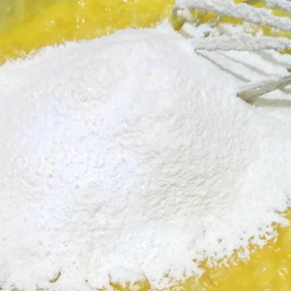 Masukkan terigu dan baking powder yang telah di ayak. Aduk kembali.